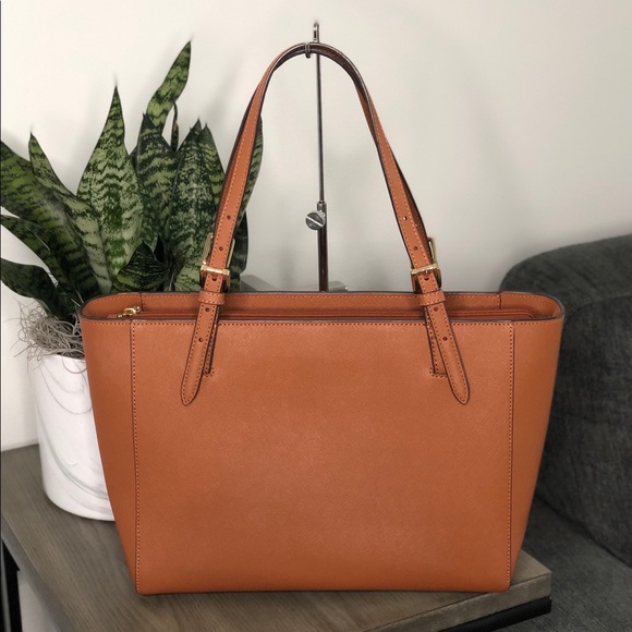 SOLD | Tory Burch Medium Saffiano Shoulder Bag - Picture 3 of 7